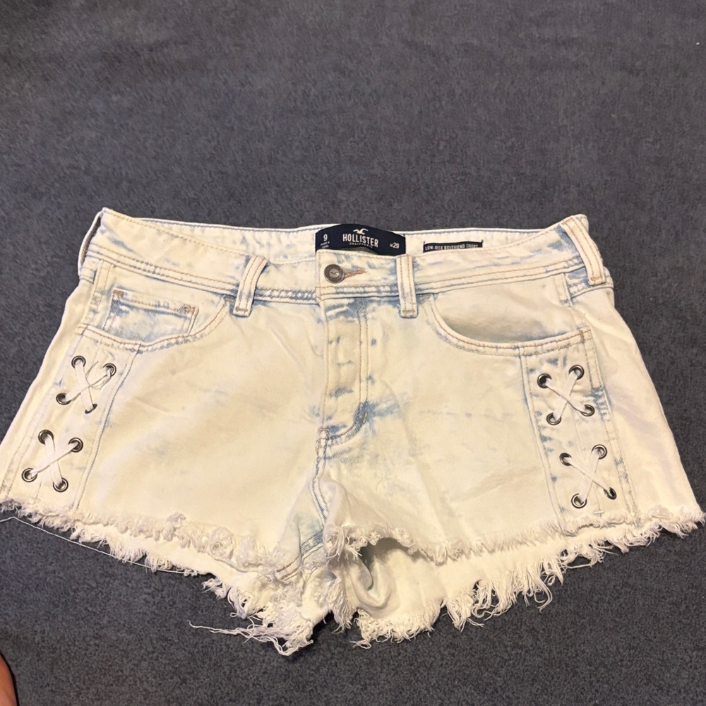Hollister Light Wash Denim Sz 9 W29 Low Rise Boyfriend Jean Short Distressed Hem